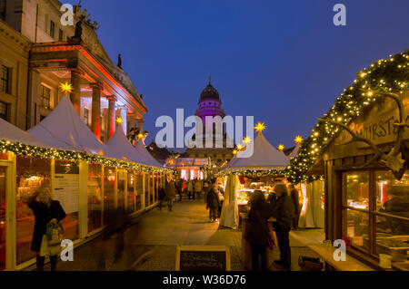 'Winterzauber am Gendarmenmarkt", Weihnachtsmarkt am Gendarmenmarkt, Schauspielhaus, Französischer Dom, Dämmerung, Berlin, Deutschland, Euro Stockfoto
