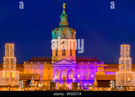 Traditioneller Weihnachtsmarkt im Schloss Schloss Charlottenburg, Berlin, Deutschland, Europa Stockfoto