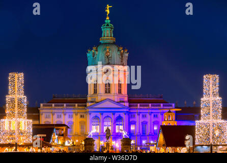 Traditioneller Weihnachtsmarkt im Schloss Schloss Charlottenburg, Berlin, Deutschland, Europa Stockfoto