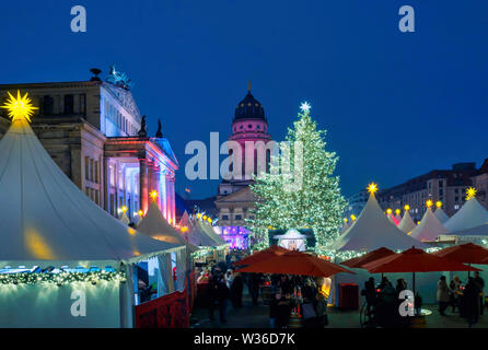 'Winterzauber am Gendarmenmarkt", Weihnachtsmarkt am Gendarmenmarkt, Schauspielhaus, Französischer Dom, Dämmerung, Berlin, Deutschland, Euro Stockfoto