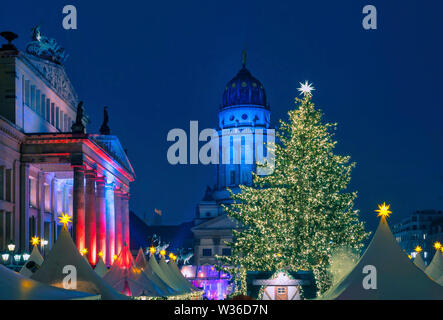 'Winterzauber am Gendarmenmarkt", Weihnachtsmarkt am Gendarmenmarkt, Schauspielhaus, Französischer Dom, Dämmerung, Berlin, Deutschland, Euro Stockfoto