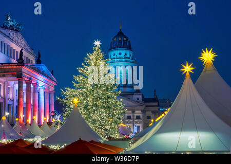 'Winterzauber am Gendarmenmarkt", Weihnachtsmarkt am Gendarmenmarkt, Schauspielhaus, Französischer Dom, Dämmerung, Berlin, Deutschland, Euro Stockfoto