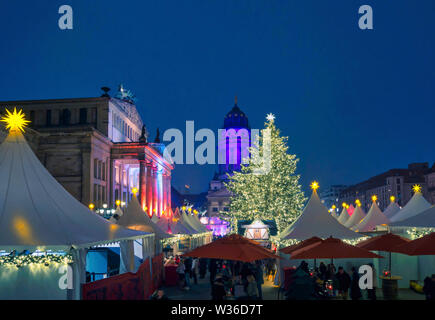 'Winterzauber am Gendarmenmarkt", Weihnachtsmarkt am Gendarmenmarkt, Schauspielhaus, Französischer Dom, Dämmerung, Berlin, Deutschland, Euro Stockfoto