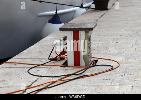 Verbindungskabel Batterien auf Yachten zu berechnen. Stockfoto