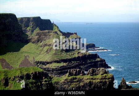 Der Schornstein Tops (Spalten) auf die Skyline auf Causeway Coastal Weg des Riesen, County Antrim, Nordirland, Großbritannien Stockfoto