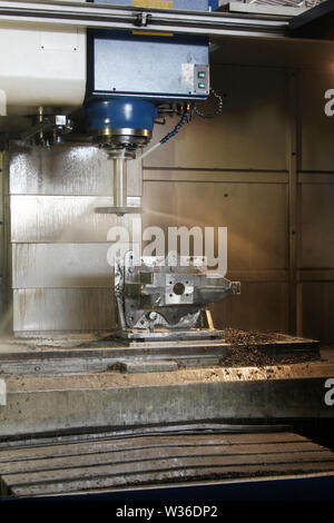 CNC-Metallbearbeitung durch vertikale Mühle Stockfoto