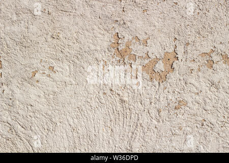 Alte, gesprungene verwitterten schäbig Beige verputzt geschält Wand Hintergrund Stockfoto