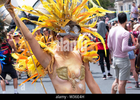 St Pauls, Bristol, UK. 6. Juli 2019. Der 51st St Pauls Karnevalsumzug Wunde durch Bristols St Pauls an einem heißen und sonnigen Samstag Nachmittag. Der Karneval lockte rund 100.000 Menschen. Organisiert von der St. Pauls Karneval Interesse der Gemeinschaft Unternehmen. Credit: Stephen Bell/Alamy Stockfoto