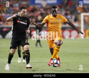 Houston, USA. 12. Juli, 2019. Dynamo ist maynor Figueroa (R) Mias mit Los Angeles's Football Club Rodolfo Zelaya während der 2019 Major League Soccer (MLS) Übereinstimmung zwischen Houston Dynamo und Los Angeles Football Club in Houston am 12. Juli 2019. Los Angeles FC gewann 3-1. Credit: Steven Song/Xinhua/Alamy leben Nachrichten Stockfoto