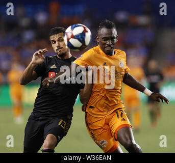 Houston, USA. 12. Juli, 2019. Dynamo's Albertino Elis (R) Mias mit Los Angeles's Football Club Mohanmed El-Munir während der 2019 Major League Soccer (MLS) Übereinstimmung zwischen Houston Dynamo und Los Angeles Football Club in Houston am 12. Juli 2019. Los Angeles FC gewann 3-1. Credit: Steven Song/Xinhua/Alamy leben Nachrichten Stockfoto