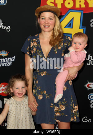 Disneys "Toy Story 4" Weltpremiere gehalten am El Capitan Theatre in Hollywood, Kalifornien. Mit: Erika Christensen, Familie, In: Los Angeles, Kalifornien, Vereinigte Staaten, wenn: 12 Jun 2019 Credit: Adriana Barraza/WENN.com M. Stockfoto