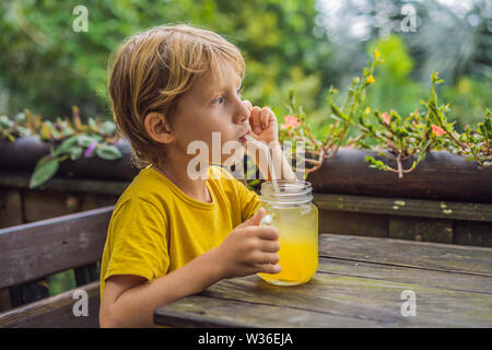 Junge Saft trinken in einem Café. Was mit Kindern zu tun. Kinderfreundliches Hotel Stockfoto