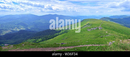 Blick von Mount Pikuy auf das Tal unter majestätischen grüne Hügel, grüne Wiesen und Wälder. Bewölkt Sommer Tag im Frühling. Berg Stockfoto