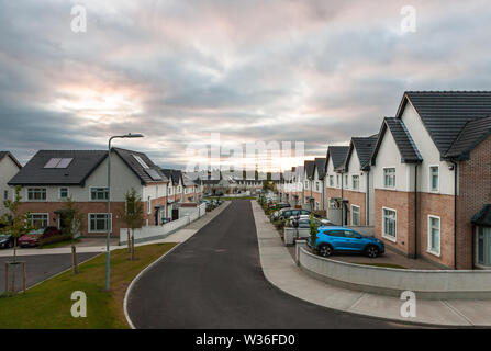 Carrigaline, Cork, Irland. 13. Juli, 2019. Ein Teil der ersten Phase der Entwicklung der neuen Häuser, die jetzt abgeschlossen ist und von den neuen Eigentümern Occuped an Janeville, Carrigaline, Co Cork, Irland. Auf der Seite von Carrigaline Cork entfernt, diese sind Teil von 800 Wohneinheiten derzeit gebaut wird. Quelle: David Creedon/Alamy leben Nachrichten Stockfoto