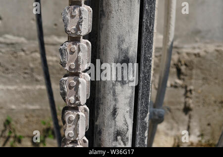 Closeup weiß Kettenglied. Eng und untrennbar miteinander verbunden Stockfoto