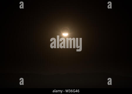 Landschaft mit Total Eclipse von so, über die Berge Stockfoto