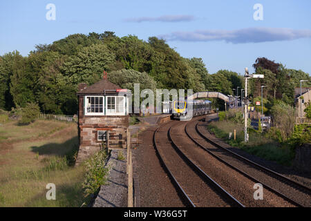 Brandneue Northern Rail Class 195 Zug am Arnside am ersten Tag für neue CAF Klasse 195 in Passenger Service mit einem Karren nach Manchester Airport Train Stockfoto