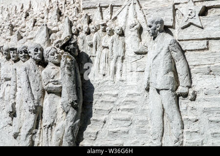 Relief auf Gebäude aus der Zeit der kommunistischen Osten Deutschland Berlin Symbole einer star Sichel und Hammer, eine Rede von Ernst Thalmann Sozialistischen Realismus Stockfoto