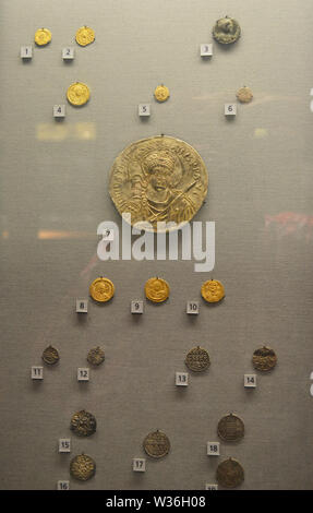 Antike römische Münzen einschließlich der electrotype Goldmedaillon von Justinian I. (527-565) in Manchester Museum, Großbritannien. Teil der Universität von Manchester. Stockfoto