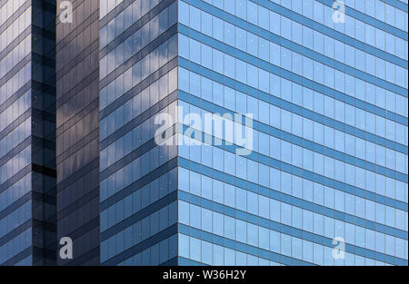 Blaues Glas Bürogebäude Fassade Hintergrund anzeigen Stockfoto