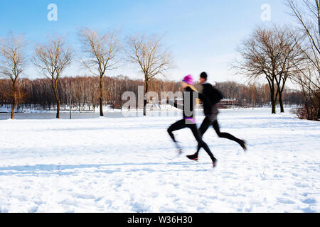 Verwischt, Bewegung Portrait von Paar, dass im Winter Stockfoto