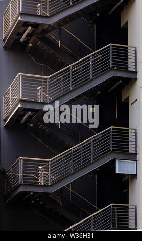 Details von Leiter neben dem Gebäude. Die Muster der Architektur geometrische Stockfoto