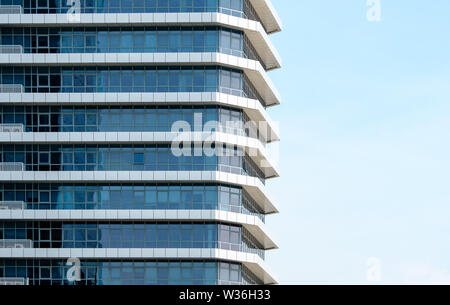 Singapur - 28.Dezember 2018: Abstraktes Fragment der zeitgenössischen blaues Glas Architektur Stockfoto