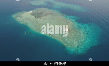 Seascape Luftaufnahme Coral Reef, Atoll mit türkisfarbenem Wasser im Meer. Tropische Atoll, Korallenriff Meer Wasser. Travel Concept. Stockfoto