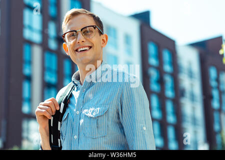 Hübscher junger Mann mit gestreiften Hemd Gefühl begeistert Stockfoto