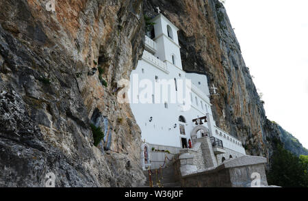 Das Kloster Ostrog, auf einem Felsen 900 Meter über die Zeta Tal, ist die wichtigsten christlichen Wallfahrtsort in Montenegro. Stockfoto