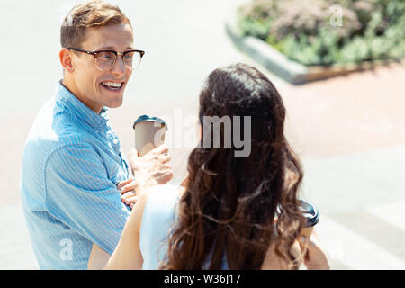 Stattliche blauäugigen Mann Brille im Gespräch mit Frau Stockfoto