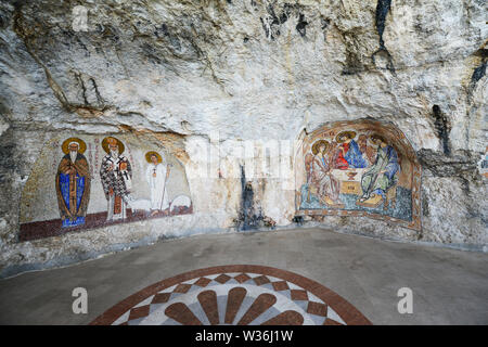 Das Kloster Ostrog, auf einem Felsen 900 Meter über die Zeta Tal, ist die wichtigsten christlichen Wallfahrtsort in Montenegro. Stockfoto