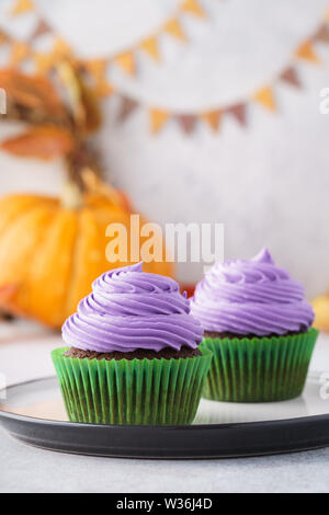 Halloween oder Thanksgiving Day Cupcakes. Festliche Leckereien Konzept mit kopieren. Stockfoto