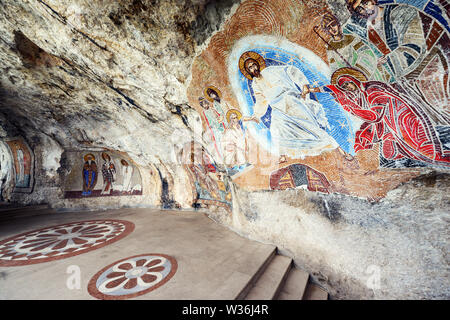 Das Kloster Ostrog, auf einem Felsen 900 Meter über die Zeta Tal, ist die wichtigsten christlichen Wallfahrtsort in Montenegro. Stockfoto