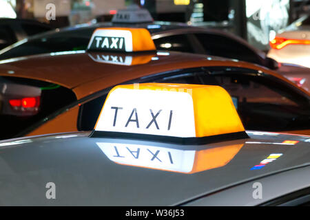 Taxis warten auf Kunden, Nacht städtische Szene auf Gangnam Daero Avenue, Seoul, Südkorea. Stockfoto