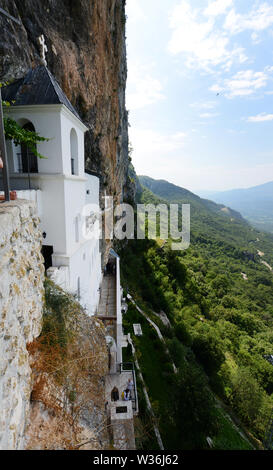 Das Kloster Ostrog, auf einem Felsen 900 Meter über die Zeta Tal, ist die wichtigsten christlichen Wallfahrtsort in Montenegro. Stockfoto