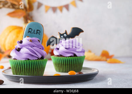 Halloween Cupcakes mit hausgemachter Lebkuchen cookies eingerichtet: Grabstein und bat. Festliche Leckereien Konzept mit Kopie Raum, selektive konzentrieren. Stockfoto