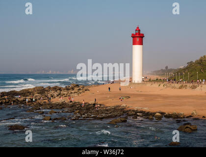 Leuchtturm Landschaft mit einem langen Strand von Umhlanga Rocks mit Durban Stadt in der Ferne. Stockfoto