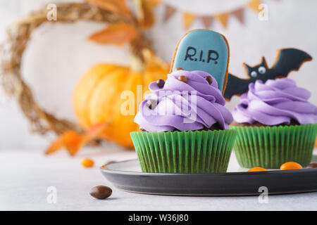 Festliche Halloween Cupcakes mit hausgemachter Lebkuchen cookies eingerichtet: Grabstein und bat. Platz kopieren, selektiven Fokus. Stockfoto