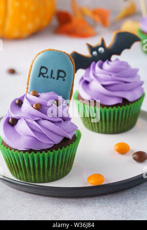 Halloween Cupcakes mit Lebkuchen Cookies: Grabstein und bat. Festliche Leckereien für eine Party Idee. Stockfoto