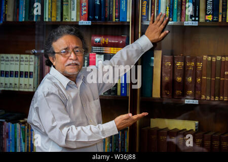 Bangladesch - Oktober 18, 2016: Delwar Jahan Jhantu nne der meisten populer Regisseur & Produzent zeigt seine Bibliothek an BFDC, Dhaka. Stockfoto