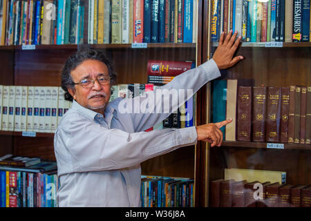 Bangladesch - Oktober 18, 2016: Delwar Jahan Jhantu nne der meisten populer Regisseur & Produzent zeigt seine Bibliothek an BFDC, Dhaka. Stockfoto