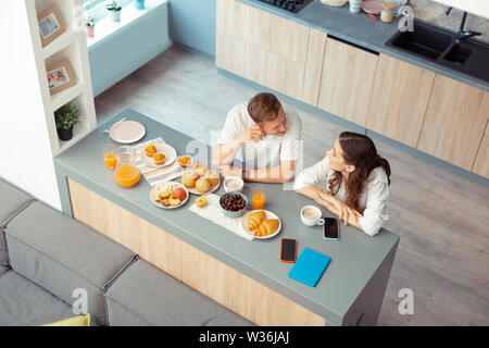 Blick von oben auf die paar Croissants und Kaffee am Morgen Stockfoto