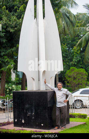 Bangladesch - Oktober 18, 2016: Delwar Jahan Jhantu stehend auf einem Befreiungskrieg Denkmal an BFDC, Dhaka. Stockfoto