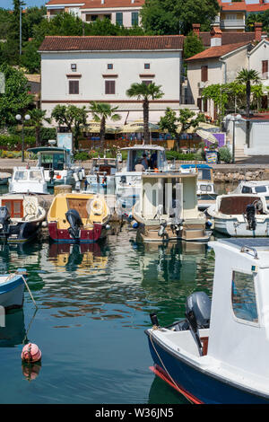 Boote zu den Pier am kleinen Yachthafen in Malinska auf der Insel Krk in Kroatien Stockfoto