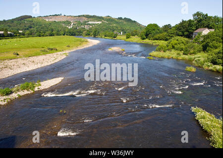 Fluss Wye suchen hinter der Brücke bei Builth Wells Powys Wales UK Stockfoto