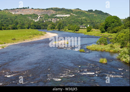 Upper River Wye Blick flussabwärts von der Brücke mit Steinbruch In der Ferne bei Builth Wells Powys Wales UK Stockfoto