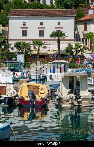 Boote zu den Pier am kleinen Yachthafen in Malinska auf der Insel Krk in Kroatien Stockfoto