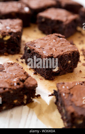 Hausgemachte Schokolade brownies auf ein Backblech, Seitenansicht. Close-up. Stockfoto