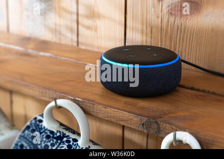Amazon Echo dot Lautsprecher. Stockfoto